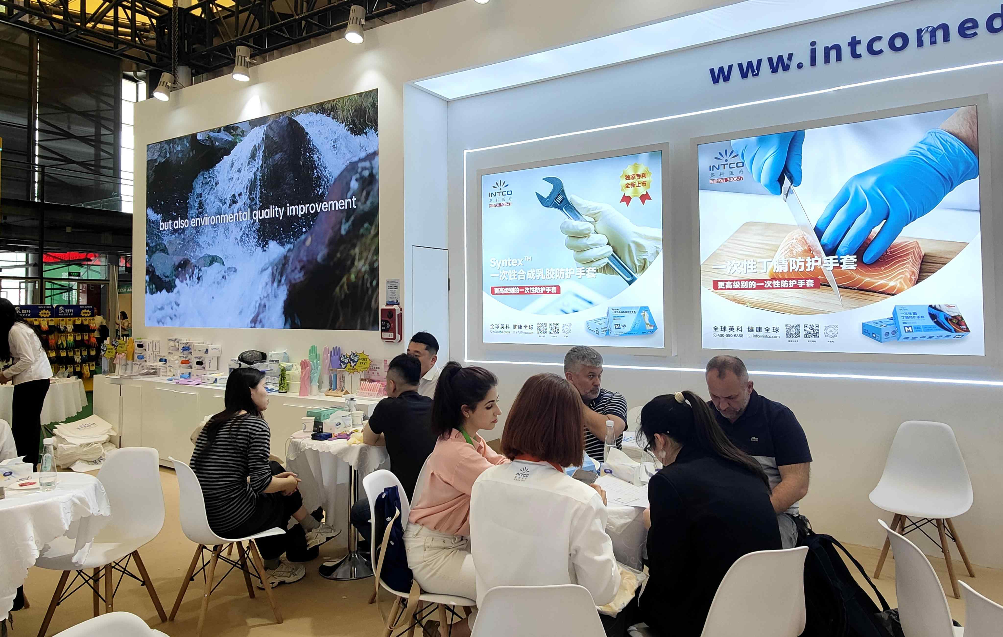 英科醫(yī)療精心打造了食品餐飲、無塵潔凈、實驗制藥、工業(yè)防護四大主題展區(qū)